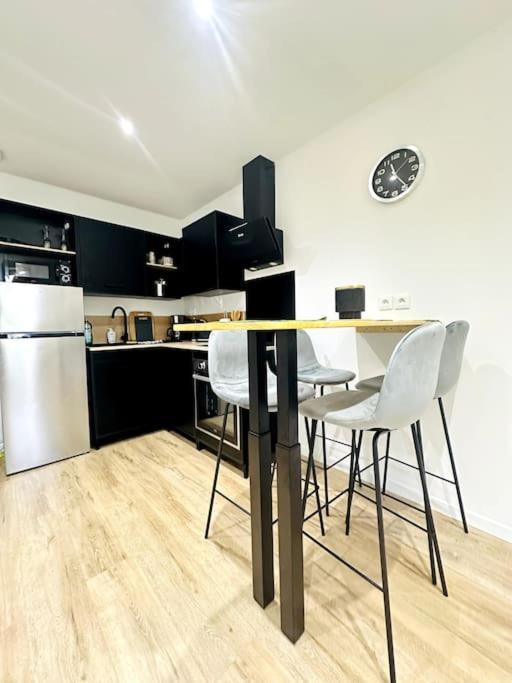 Jungle Appartement Avec Terrasse Laon Exterior photo